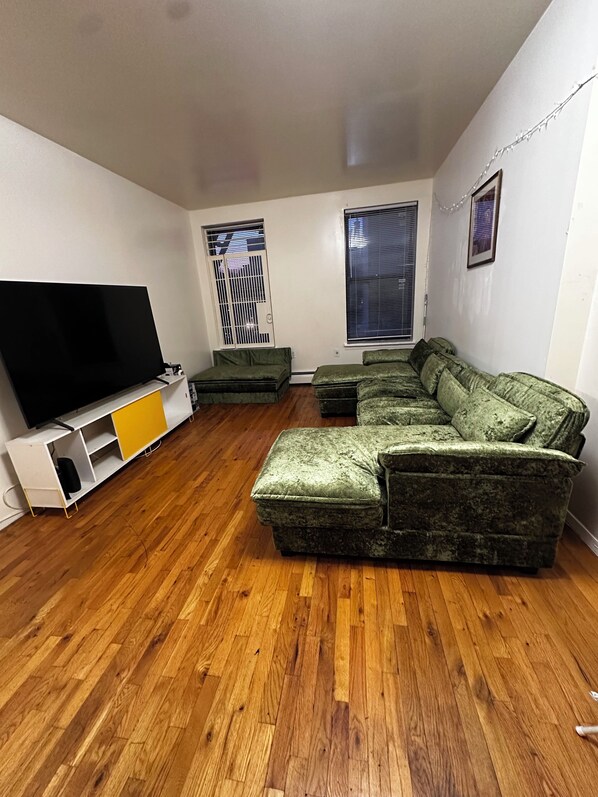 Smart TV - Chic 1-bedroom with AC and WiFi in fabulous New York City (New York)