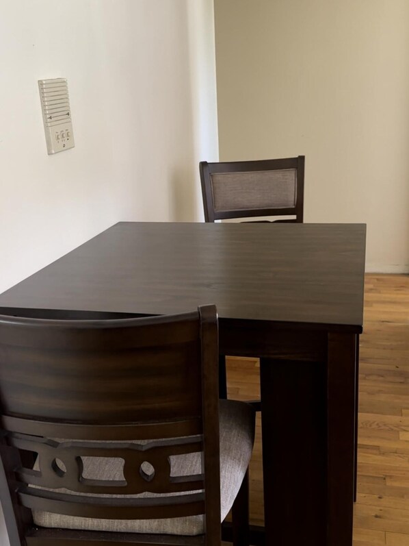 Dining - Chic 1-bedroom with AC and WiFi in fabulous New York City (New York)