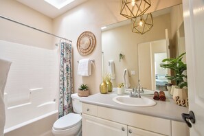 シャワー、ヘアドライヤー、タオル、石鹸