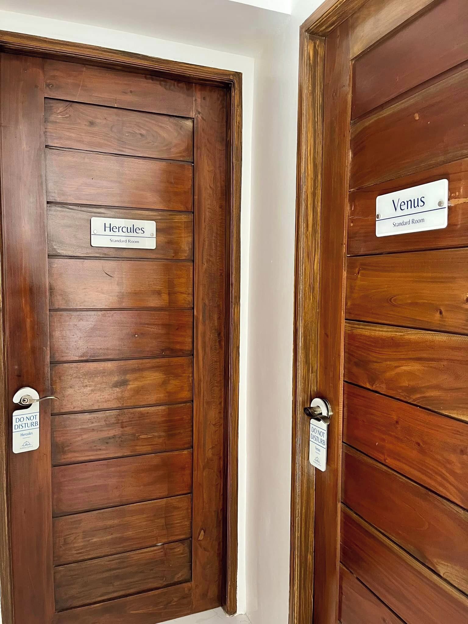 Deux portes en bois, portant les inscriptions « Hercule » et « Vénus », indiquent qu’il s’agit de chambres standard.