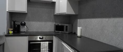 Køleskab, mikrobølgeovn, ovn, kogeplade