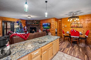 Interior - New HotTub, Fireplace, Waterfall, Cozy 2 King Bedroom Cabin (Pigeon Forge)