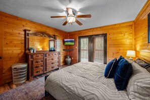 2 bedrooms, iron/ironing board, travel cot, free WiFi - New HotTub, Fireplace, Waterfall, Cozy 2 King Bedroom Cabin (Pigeon Forge)