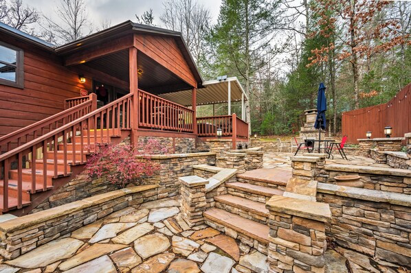 Terrace/patio - New HotTub, Fireplace, Waterfall, Cozy 2 King Bedroom Cabin (Pigeon Forge)