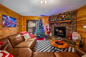Smart TV, fireplace - New HotTub, Fireplace, Waterfall, Cozy 2 King Bedroom Cabin (Pigeon Forge)