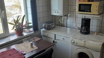 冷蔵庫、電子レンジ、オーブン、コンロ
