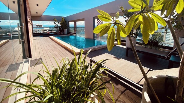 Zona de piscina en la azotea con vistas despejadas al paisaje urbano.