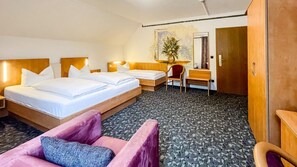 1 bedroom, WiFi, bed sheets - Comfortable and versatile room -perfect for relaxation, work and exchange (Winterberg)