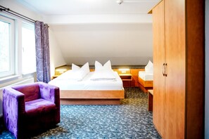 A hotel room with a bed, a chair, a wardrobe, and a window. - Comfortable and versatile room -perfect for relaxation, work and exchange (Winterberg)