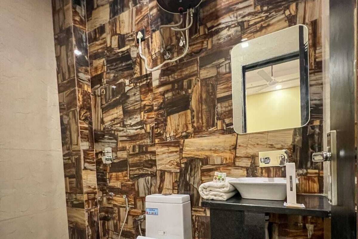 Deluxe Room, City View | Bathroom | Shower, towels