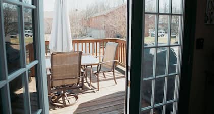 Shady Maple Home|King Bed & Fenced Yard, Location