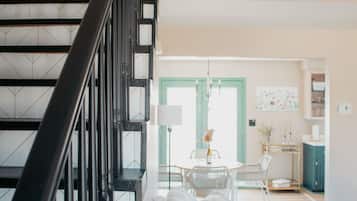 Smart TV, libros y oficina