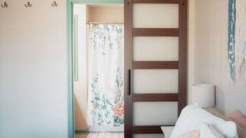 3 habitaciones, escritorio, tabla de planchar con plancha y wifi gratis