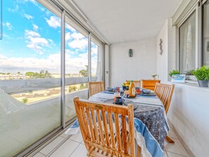 Dining - Les Floralies II by Interhome (Le Grau du Roi)