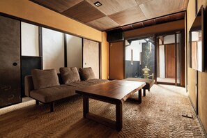 Villa clásica, 2 habitaciones, vistas al jardín | Zona de estar | Una televisión de pantalla plana, Netflix, suelo radiante