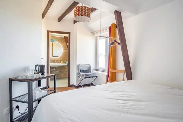 Habitación Confort con 1 cama matrimonial o 2 individuales, baño privado | Ropa de cama de alta calidad, insonorización y cuna de viaje 