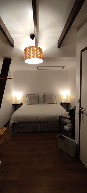 Chambre Confort Double ou avec lits jumeaux, salle de bains privée | Literie de qualité supérieure, chambres insonorisées, lit parapluie