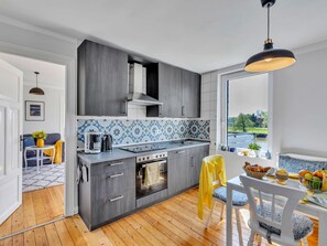 Kühlschrank, Ofen, Geschirrspüler, Kochgeschirr/Geschirr/Besteck