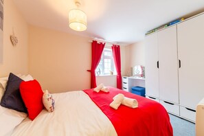 2 bedrooms, iron/ironing board, Internet, bed sheets