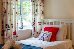 2 bedrooms, iron/ironing board, Internet, bed sheets