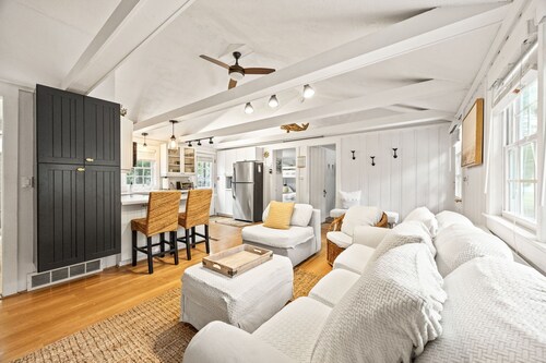 Charming 3-bedroom house with WiFi and AC in enchanting West Yarmouth location