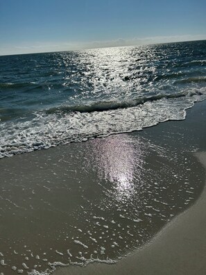 Chaises longues, serviettes de plage