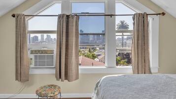 2 bedrooms, desk, iron/ironing board, WiFi