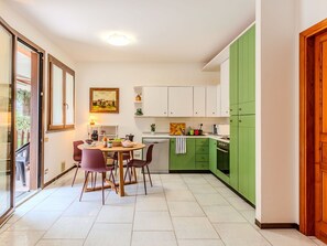 Horno, lavavajillas, tostadora, silla alta para bebés