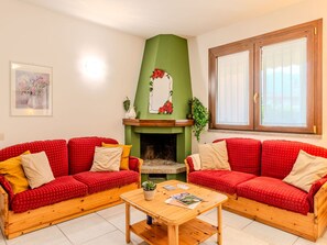 TV - Cosy apartment for 5 guests with pool, WIFI, TV, patio and pets allowed (Domaso)
