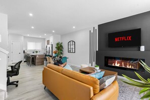 Smart TV, lareira, livros