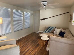 TV, DVD player, ping pong, books - Clean 2-bedroom mobile home close to Ft Meyers Beach. Heated pool, Fitness Room (Fort Myers)