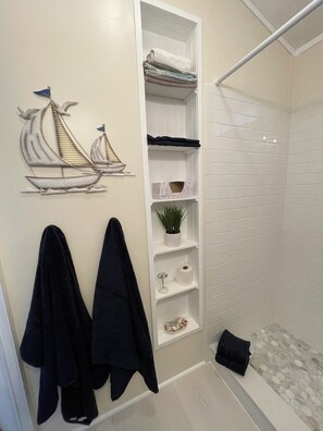 Dusche, Haartrockner, Handtücher, Toilettenpapier