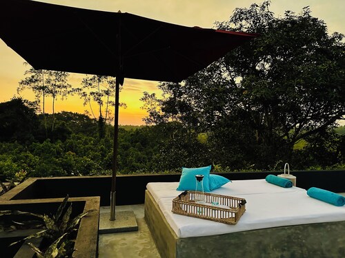 Luxury villa in a magnificent natural setting, close to the beach, infinity pool, Ayurveda spa, chef, 