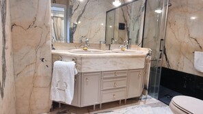 Shower, hair dryer, towels, soap - Festivalsuite: Luxury and Comfort in San Sebastian (Donostia)
