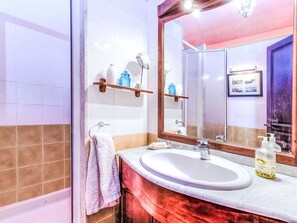 Een haardroger, handdoeken