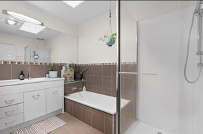 Sèche-cheveux, serviettes fournies, savon, papier toilette
