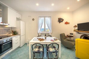 Stovetop, coffee/tea maker, cookware/dishes/utensils, dining tables