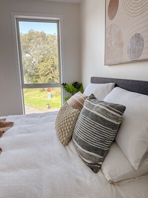 3 bedrooms, iron/ironing board, internet, bed sheets - Modern 3Bdr/2bath Apartment ~beach ~golf ~shops (Paraparaumu)