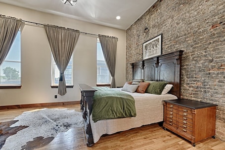 1 bedroom, desk, travel cot, free WiFi. Historic Downtown Loft