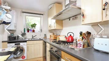 Kühlschrank, Ofen, Geschirrspüler, Wasserkocher mit Kaffee-/Teezubehör