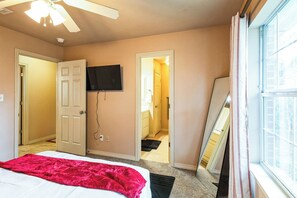 3 bedrooms, desk, iron/ironing board, free WiFi