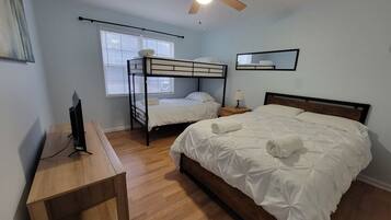 2 habitaciones, tabla de planchar con plancha y cuna de viaje