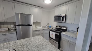 Refrigerador, microondas, cafetera y tetera y utensilios de cocina