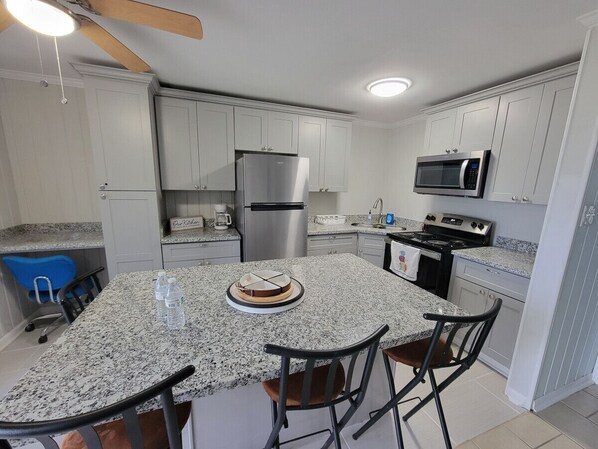 ثلاجة، ميكروويف، ماكينة لصنع القهوة/الشاي، مستلزمات طهي/أطباق/أوعية