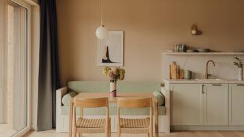 Tủ lạnh nhỏ, lò vi sóng, bếp nấu, máy rửa bát