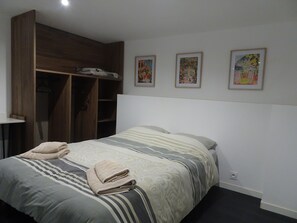 1 bedroom, desk, free WiFi, bed sheets