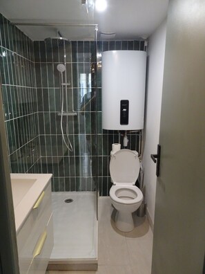 Dusche, Haartrockner, Handtücher, Seife