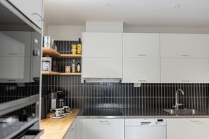 Jääkaappi, mikroaaltouuni, uuni, liesi