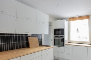 Kylskåp, mikrovågsugn, ugn och spishäll