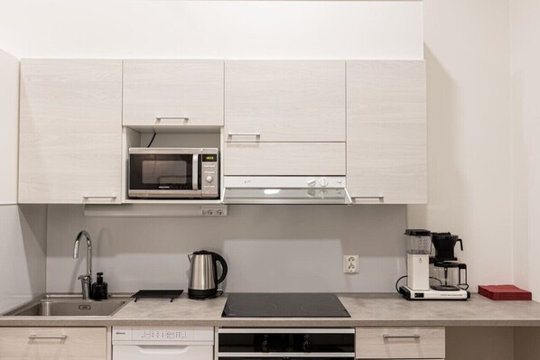 Kühlschrank, Mikrowelle, Ofen, Herdplatte